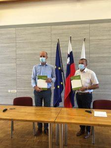 Pogodba o izgradnji vodovoda ter ureditvi površin za pešce ob lokalni cesti LC-295081 v Lokah 1